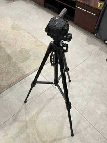 DSLR canon 60D available with tripod stand, original charger and etc