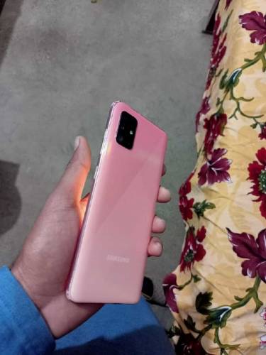 Me sale my phone ...because....that for money...so urgent sale .......