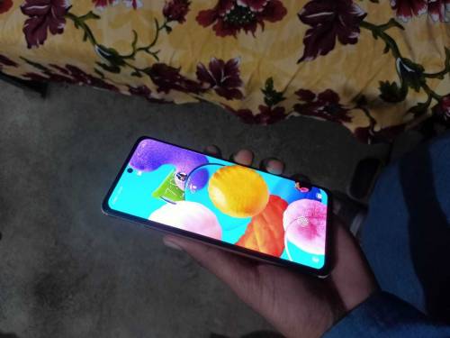 Me sale my phone ...because....that for money...so urgent sale .......