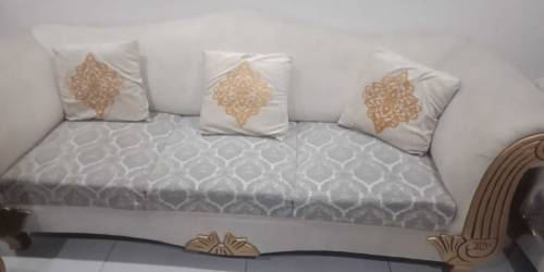 Beautiful modern Sofa set for sale 