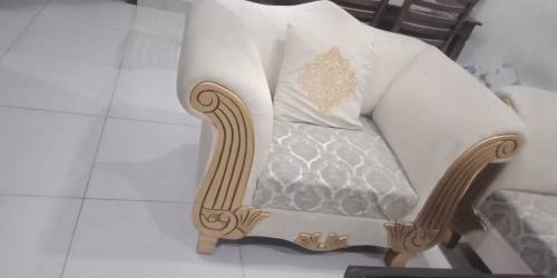 Beautiful modern Sofa set for sale 