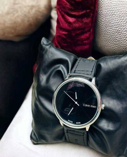 A stylish watches 4 eid in a reasonable price....delivery free