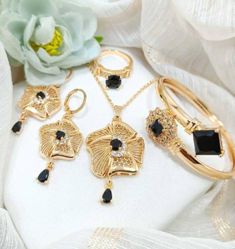 New fancy so beautiful.Design Gold plated.4. Piece combo set.4. Colors