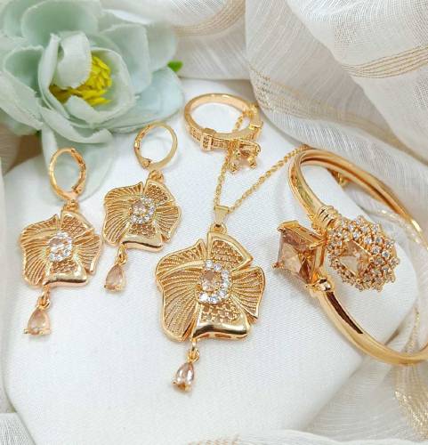 New fancy so beautiful.Design Gold plated.4. Piece combo set.4. Colors