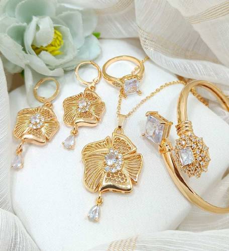 New fancy so beautiful.Design Gold plated.4. Piece combo set.4. Colors