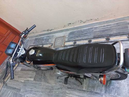 hounda CG 125 10/10 condition main hay bike urgent sale krna hay 