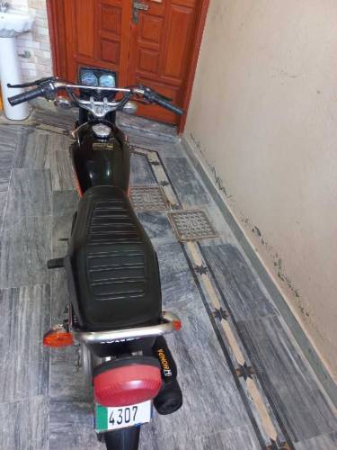 hounda CG 125 10/10 condition main hay bike urgent sale krna hay 