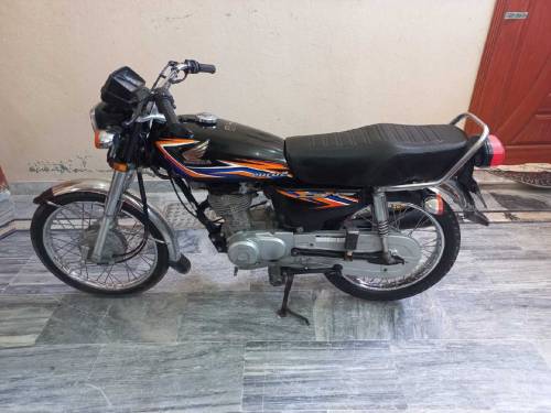 hounda CG 125 10/10 condition main hay bike urgent sale krna hay 