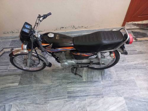 hounda CG 125 10/10 condition main hay bike urgent sale krna hay 
