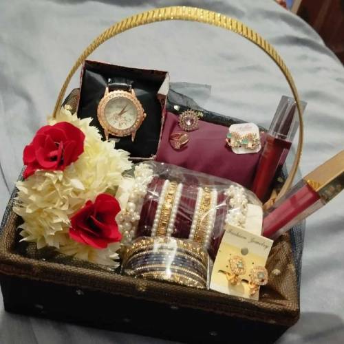 Customize Eid Gift box for your loved ones 