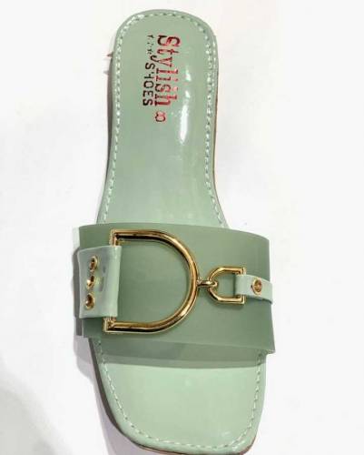 Women payent plain flats
