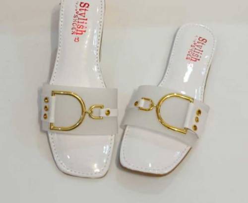 Women payent plain flats