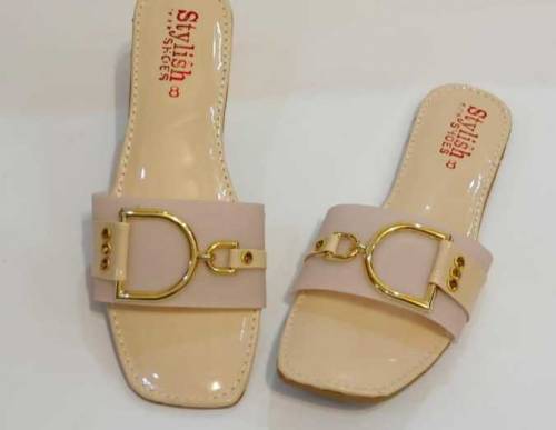 Women payent plain flats