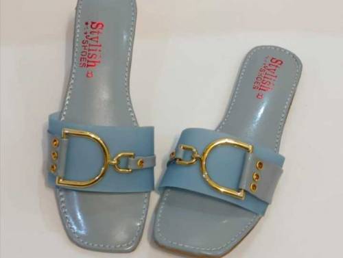 Women payent plain flats