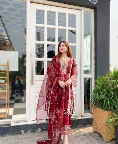 Women 3Pc Organza Embroidered Suit.