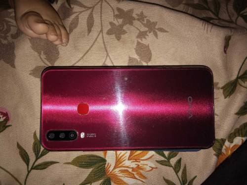 vivo y17....8..256 .he box he bilkuL new condition me he ok set hen 