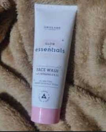 Glow Essential Face Wash with Vitamin E & B3
