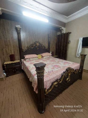 bed set...........................                           j        