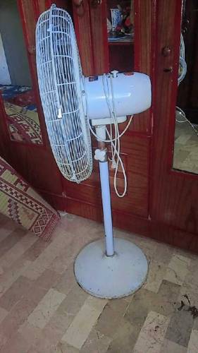 fan ki speed bhot fast hai ..kafi acha fan hai speed k lehaz se