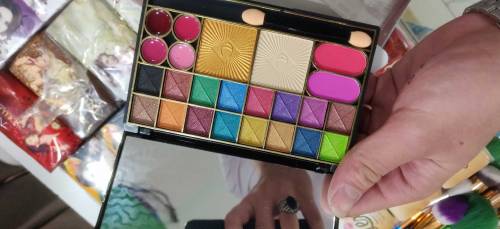 16 clour eyeshad ...2 face powder skin clour ...2 blushan ..4 lipstick
