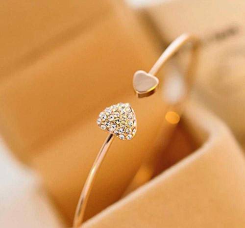 •  Material: Alloy•  Plating: 1 Carat Gold Plating•