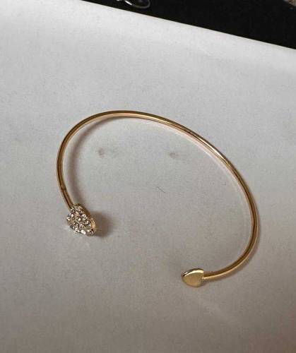 •  Material: Alloy•  Plating: 1 Carat Gold Plating•