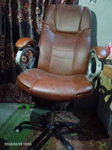 office revolveing Master chair with leather sheet