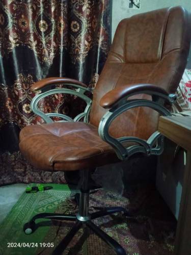 office revolveing Master chair with leather sheet