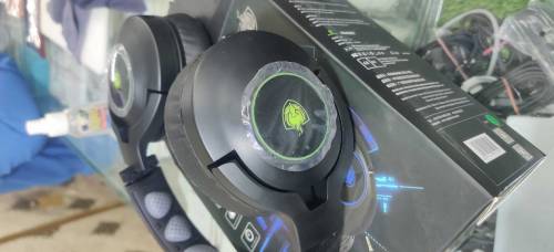 PHIONIKAS WIRELESS GAMING HEADPHONES WITH EXTRA PLUG ABLE MIC