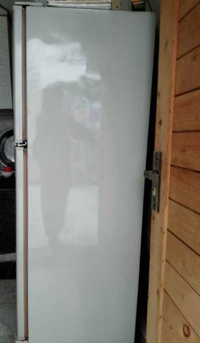 I am selling in the refrigerator it was very good condition 10 by 10
