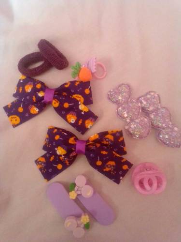gift sets of mix hair accessories are available in different colors 