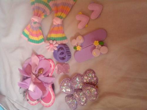 gift sets of mix hair accessories are available in different colors 