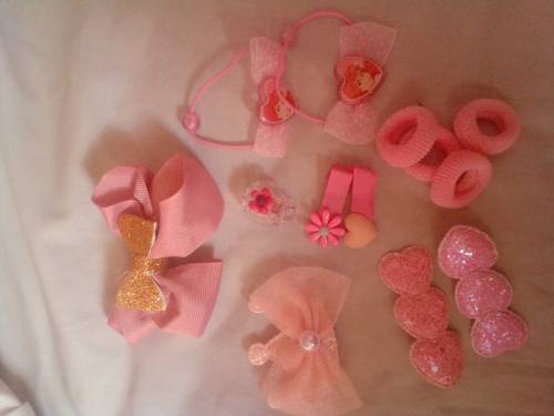 gift sets of mix hair accessories are available in different colors 