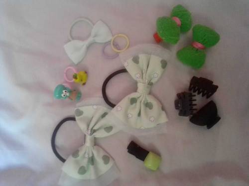 gift sets of mix hair accessories are available in different colors 