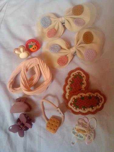 gift sets of mix hair accessories are available in different colors 