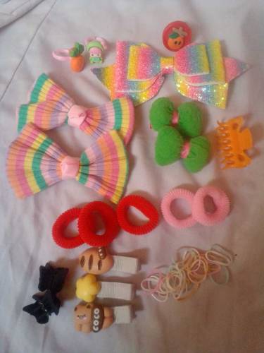 gift sets of mix hair accessories are available in different colors 