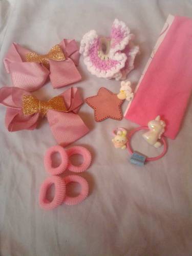 gift sets of mix hair accessories are available in different colors 