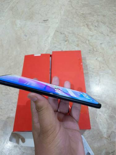 One plus 8 10/10 water pack 8/128 with original box and charger