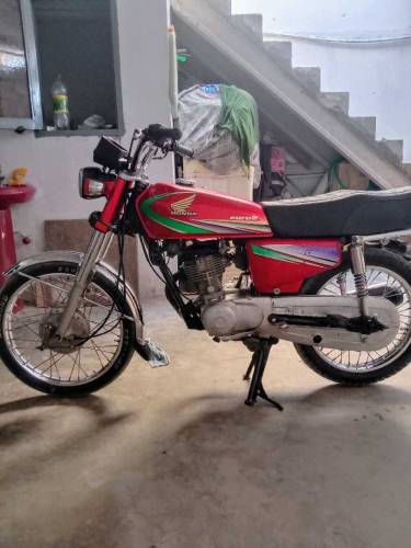 CG Honda 125 2014 model Karachi numner 10 by 10 condition sealed engin