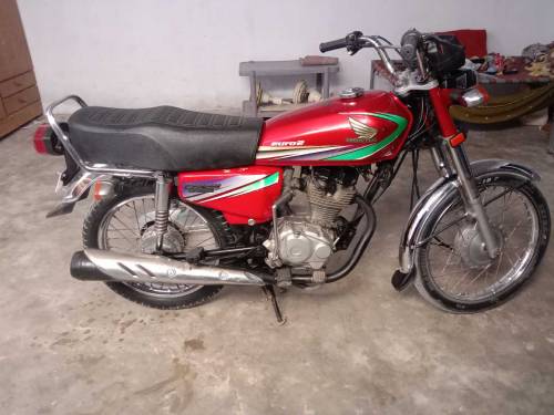 CG Honda 125 2014 model Karachi numner 10 by 10 condition sealed engin