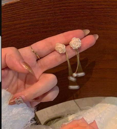 Elegant Pearl Flower Earrings 