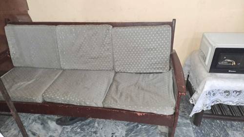 I Wana sell my 5 seter wooden sofa with mattress ki 10 gadia 