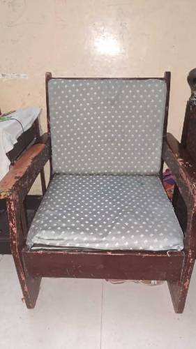 I Wana sell my 5 seter wooden sofa with mattress ki 10 gadia 