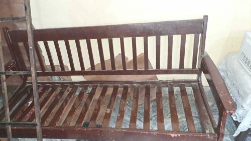 I Wana sell my 5 seter wooden sofa with mattress ki 10 gadia 