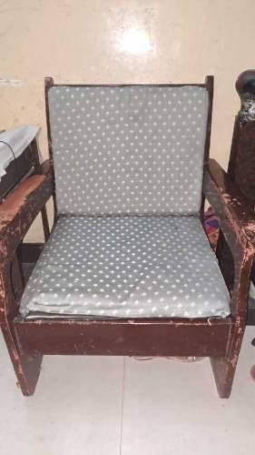 I Wana sell my 5 seter wooden sofa with mattress ki 10 gadia 