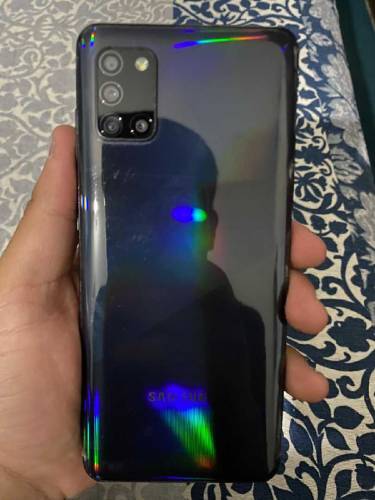Selling my galaxy a31 in black colour very neat and clean condition