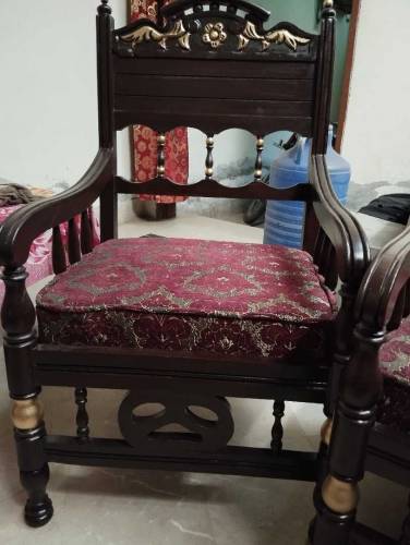Sofa set of 2 chairs and 1 double sitter new condition argent sale.