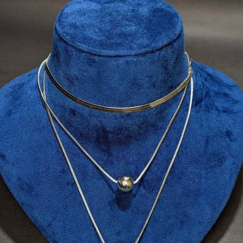 Metallic Pendant Necklaces 