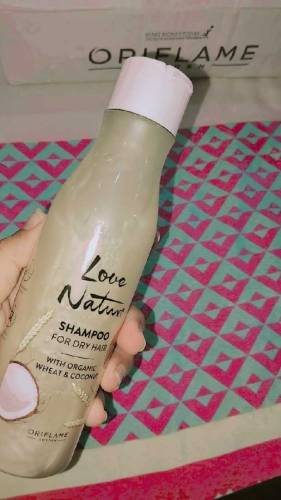 Hair shampoo for dry hair with organic wheat and coconut 
