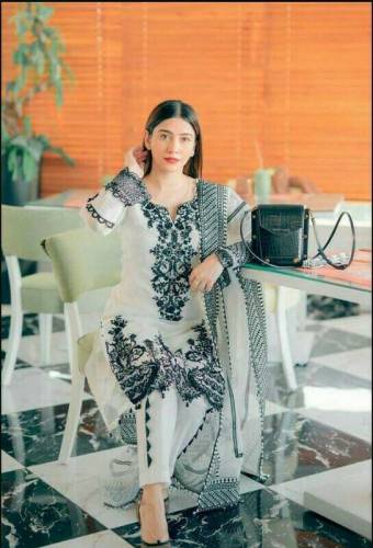 3 pcs women unstitched lawn Embroidered suit